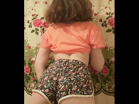 ❤️ 性感的年轻宝贝在镜头前脱下她的短裤 ❤️ Hard porn❌️❤